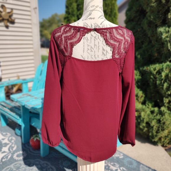 💥3/$20 Papermoon MP Chic Lace-Trimmed V-Neck Blouse! - Picture 5 of 10